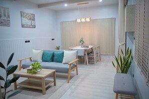 Casa, 1 cama Queen size y sofá cama, para no fumadores, patio | Área de sala de estar | Televisión 