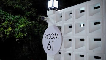 1 slaapkamer, een kluis op de kamer, verduisterende gordijnen