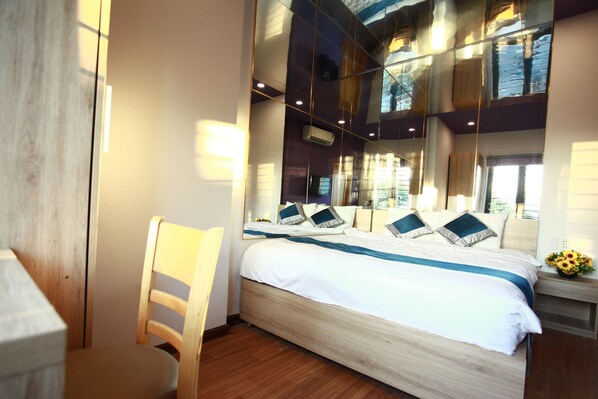 Eenvoudige tweepersoonskamer, voor 1 persoon, uitzicht op de stad | Een bureau, een laptopwerkplek, gratis wifi