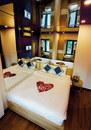 Eenvoudige tweepersoonskamer, voor 1 persoon, uitzicht op de stad | Een bureau, een laptopwerkplek, gratis wifi