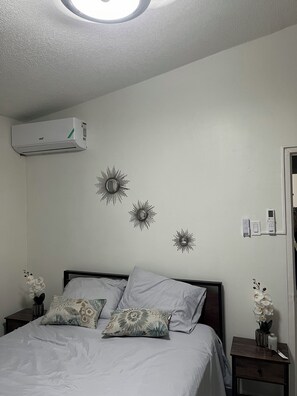 2 habitaciones, tabla de planchar con plancha, wifi y ropa de cama