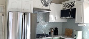 Modern & enchanting 2-bedroom house with WiFi in St. Catherine Parish