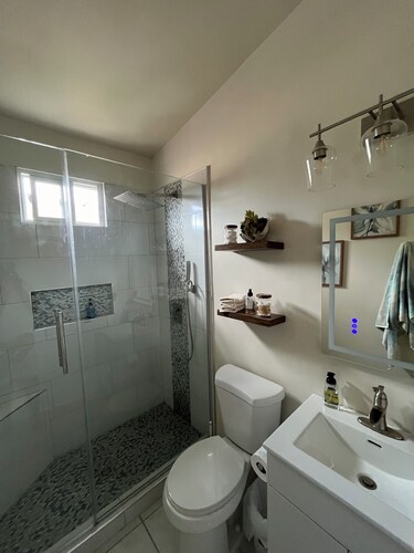 Modern & enchanting 2-bedroom house with WiFi in St. Catherine Parish