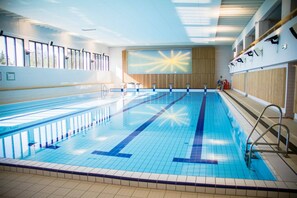 Chalet, 4 chambres, balcon, vue montagne | Piscine