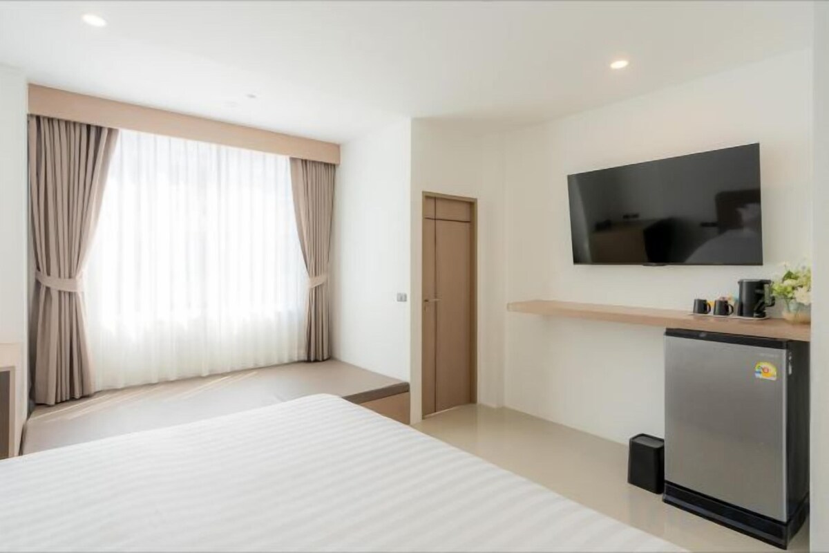 In-room safe, WiFi (free), bed sheets