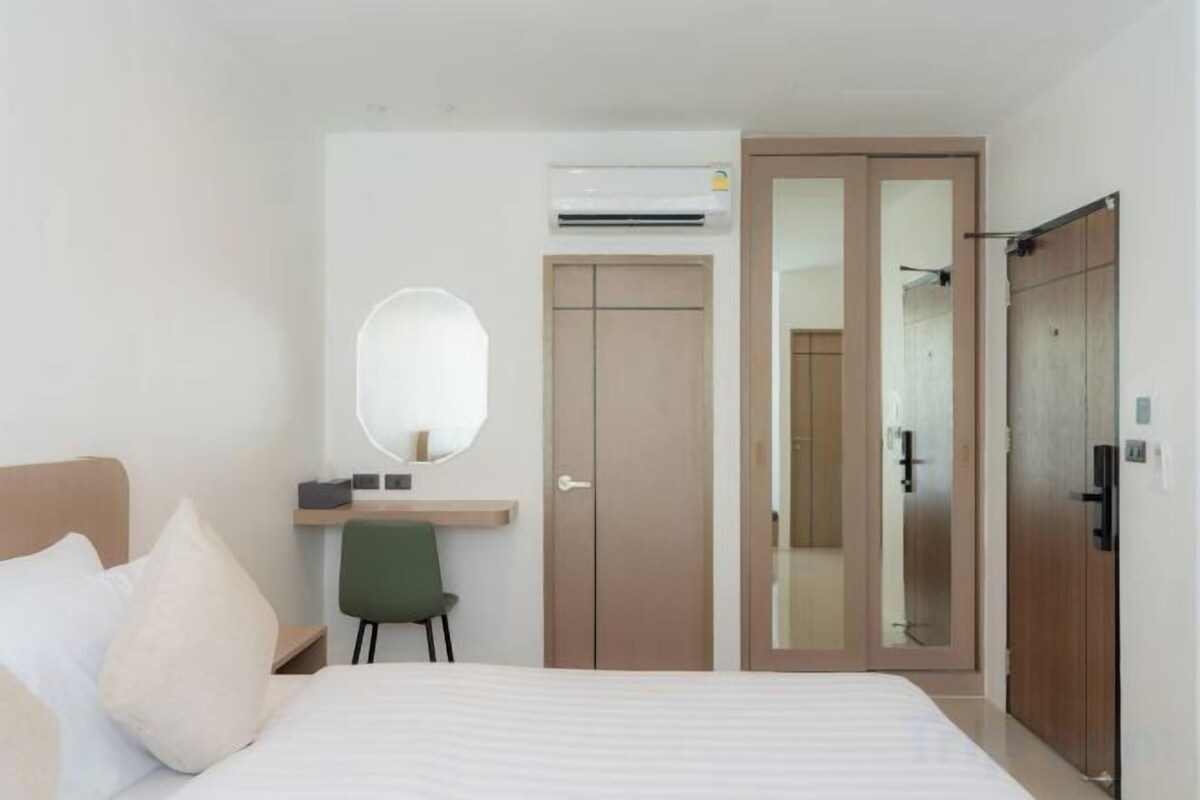 In-room safe, free WiFi, bed sheets