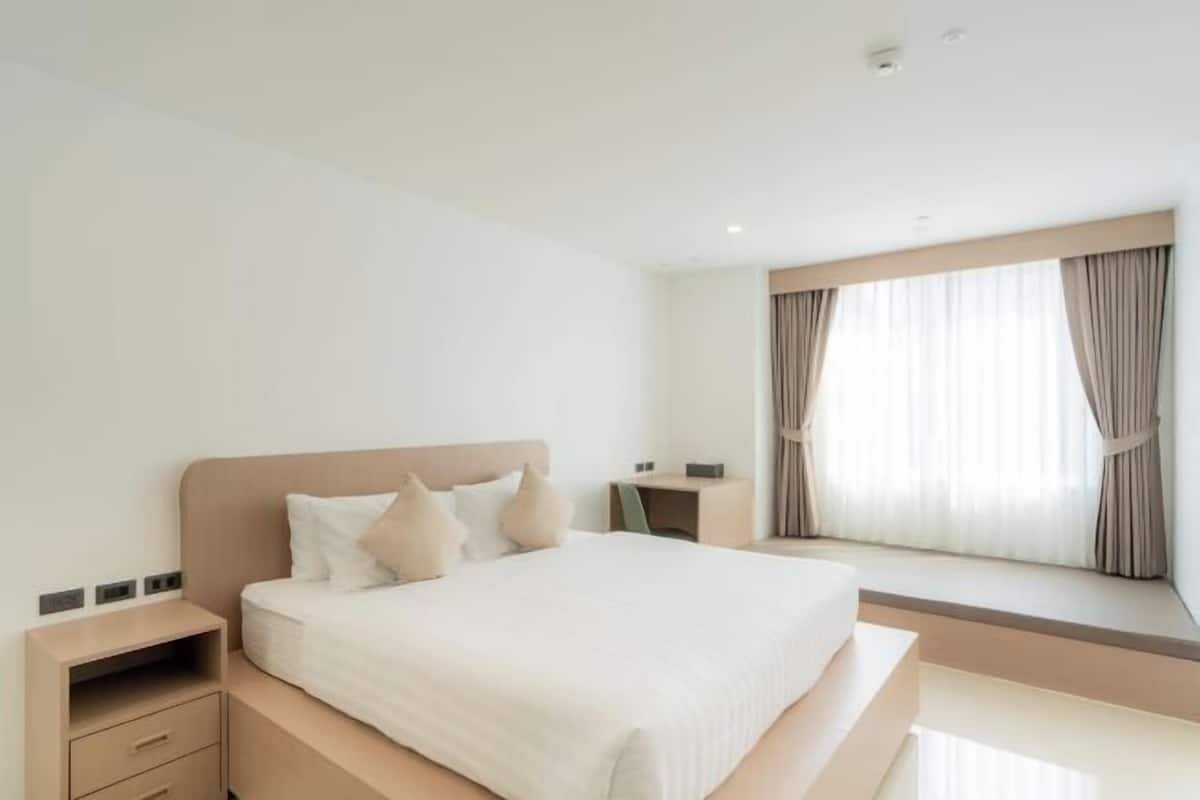In-room safe, WiFi (free), bed sheets