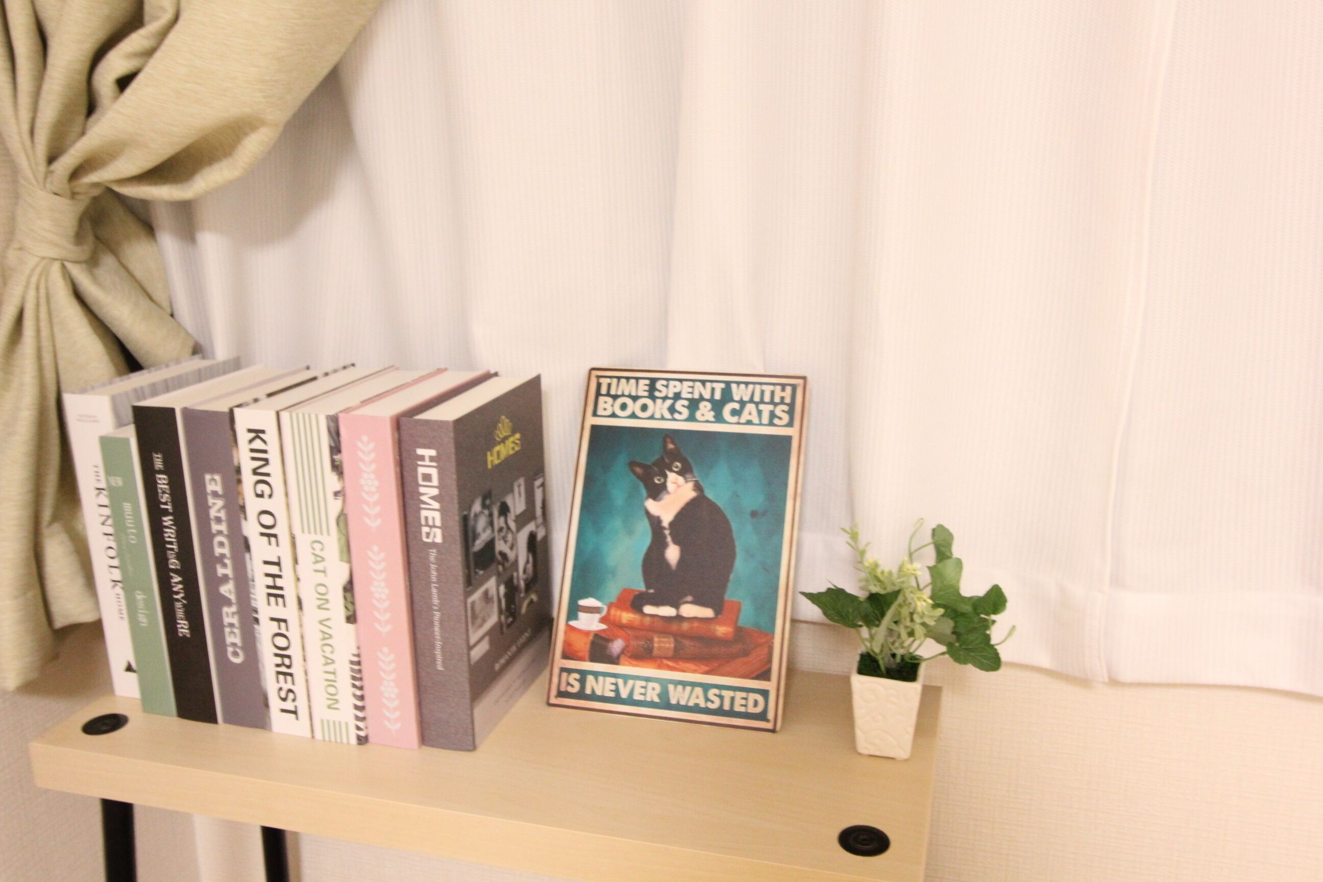 Une bibliothèque avec des livres et une affiche.