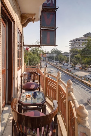 Escritorio, sistema de insonorización y wifi gratis