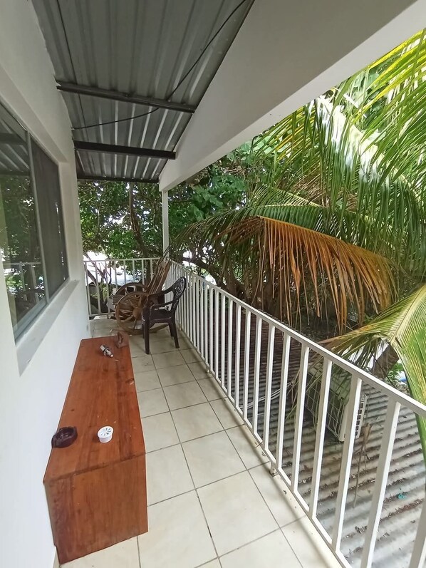 Eenvoudige tweepersoonskamer, balkon | Woonruimte