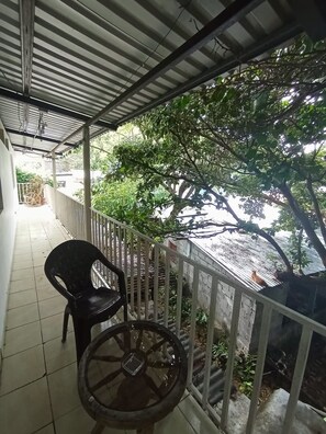 Eenvoudige tweepersoonskamer, balkon | Woonruimte