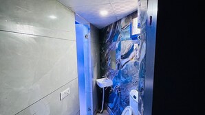 Un baño pequeño con inodoro, lavamanos y paredes de mármol.