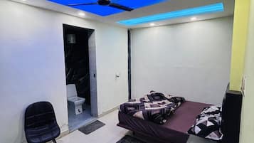 Desk, laptop workspace, soundproofing, free WiFi