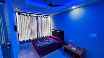 Desk, laptop workspace, soundproofing, free WiFi