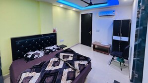 Un dormitorio con una cama, ventilador de techo, aire acondicionado y armario.