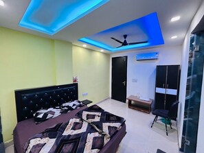 Comfort tweepersoonskamer | Een bureau, een laptopwerkplek, geluiddichte muren, gratis wifi