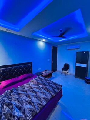 Une chambre à coucher comprenant un lit, une chaise, un bureau et une armoire.