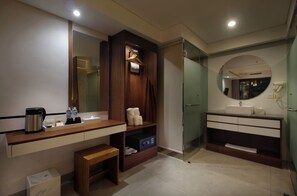 Signature Room | Minibar, in-room safe, desk, rollaway beds - Nadi Hotel Legian (Legian)