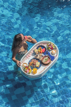 Desayuno buffet diario (IDR 135000 por persona). Nadi Hotel Legian