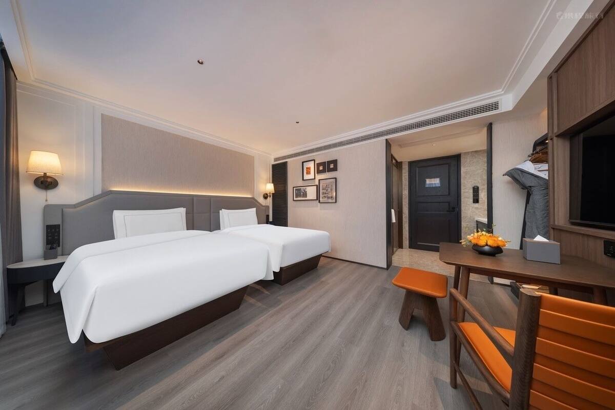 Cubrecamas, minibar con artículos gratuitos, wifi gratis y ropa de cama 