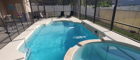 Una piscina al aire libre, una piscina climatizada