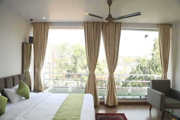 Suite Room | Iron/ironing board, WiFi (free)