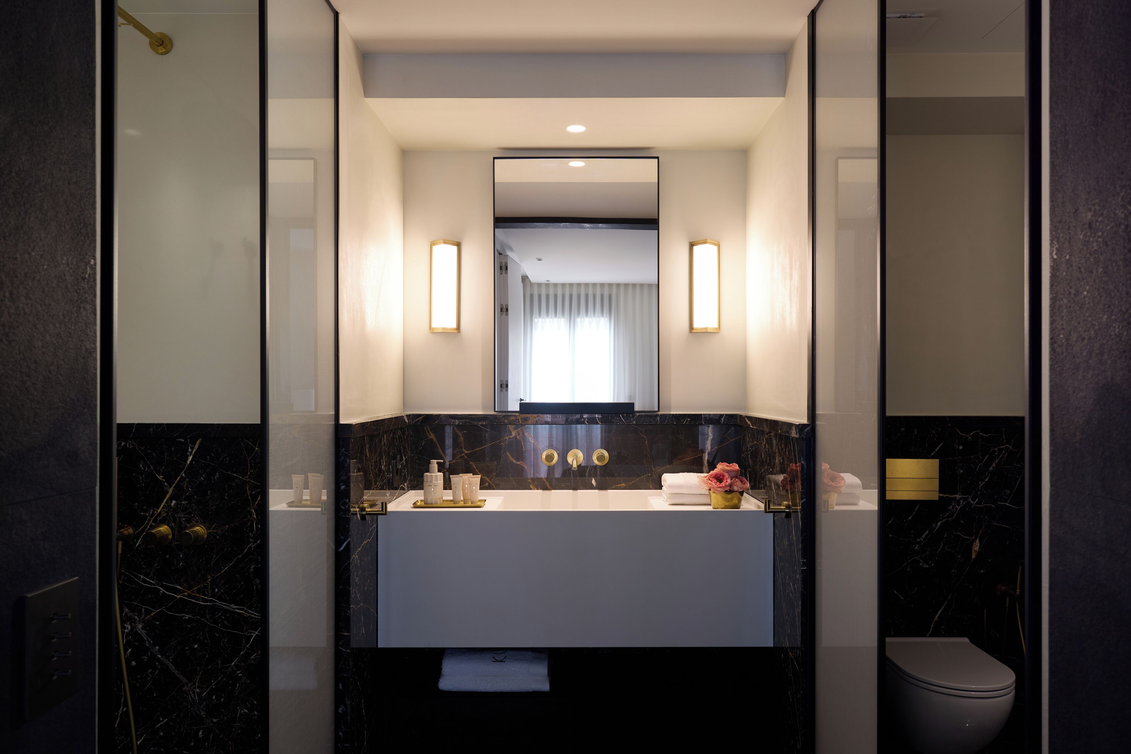 Regadera, amenidades de baño gratuitas, secadora de cabello, batas 