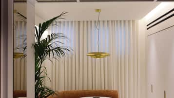 Un interior moderno con un sofá, una mesa redonda y una silla.