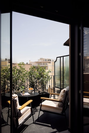 1 bedroom, premium bedding, down comforters, in-room safe