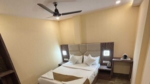 デラックス ルーム ダブルベッド 1 台 シティビュー | 防音設備、ベッドシーツ