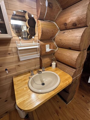 Room, Multiple Beds, Non Smoking, Hill View | Bathroom