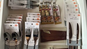 A neatly organized drawer with various kitchen utensils and cutlery, including forks, spoons, and knives, all arranged in rows and labeled with Japanese text. - Hirafu Cottage (Kutchan)
