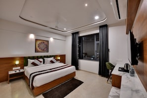 Quarto casal luxo | Escrivaninha, espaço de trabalho para notebook, Wi-Fi de cortesia