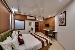 Deluxe Double Room | Desk, laptop workspace, free WiFi