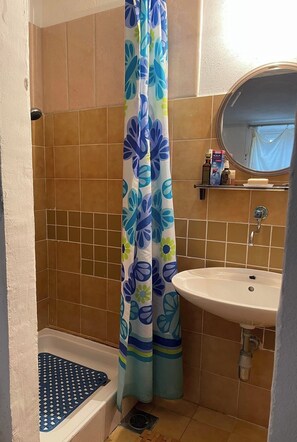Hårføner, håndklær, såpe og toalettpapir
