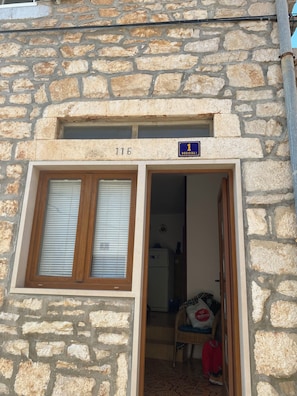 Exterior detail - maison 7 personne sur une ile , proximité plage et commodités (Milna)