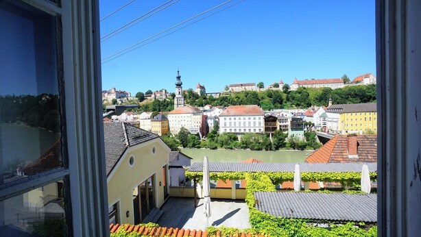 A view of a town with buildings and a river. - Vacation apartment with an excellent view (Ach)