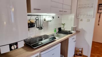 Geladeira, cooktop, talheres/pratos/utensílios de cozinha