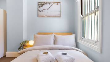 2 bedrooms, desk, iron/ironing board, WiFi