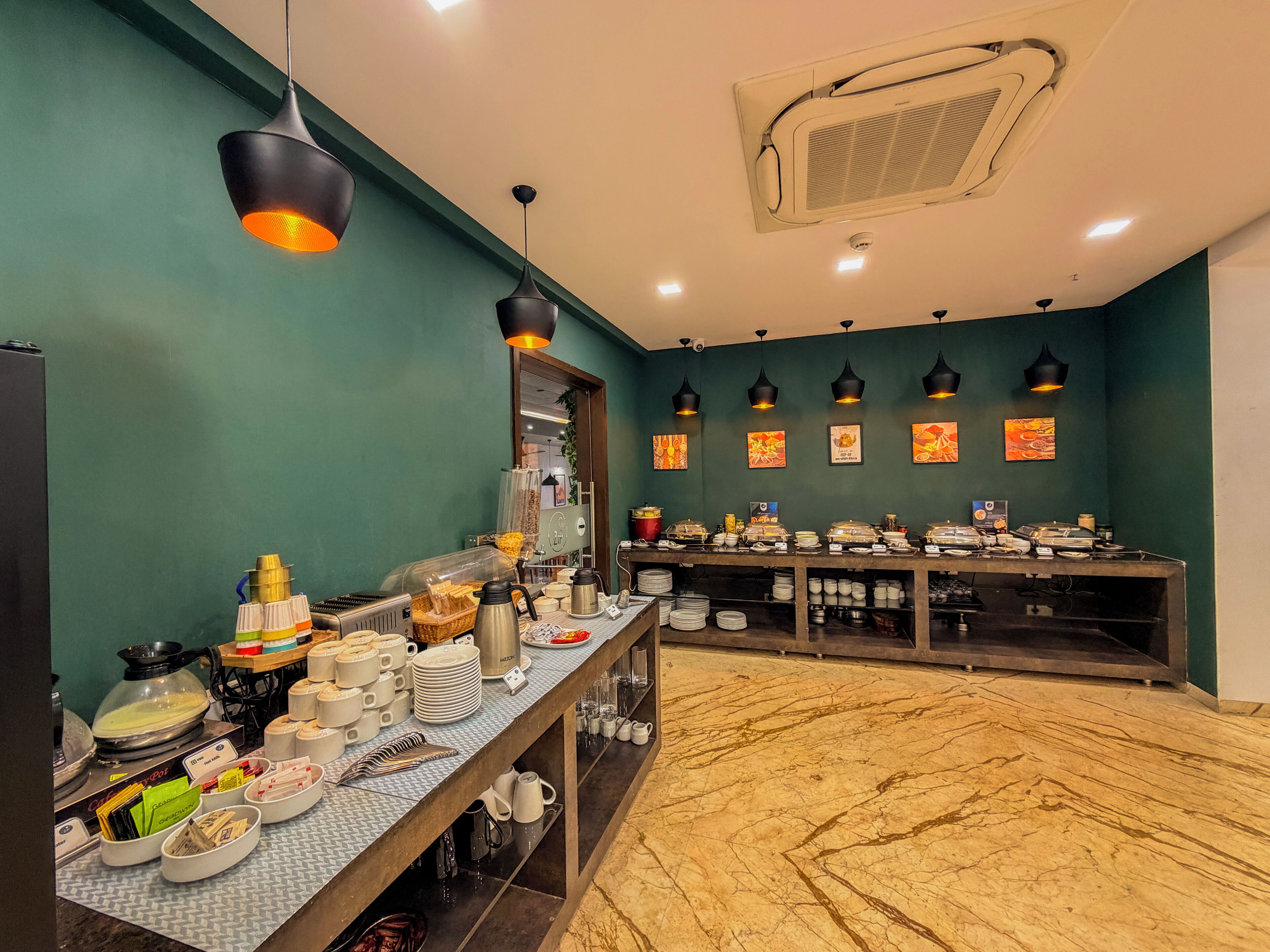 Desayuno buffet diario (INR 250 por persona)