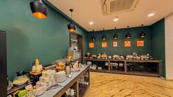 Desayuno buffet diario (INR 250 por persona)