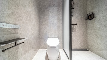 Kamar Double Klasik | Kamar mandi | Shower, sandal, sampo, dan tisu toilet
