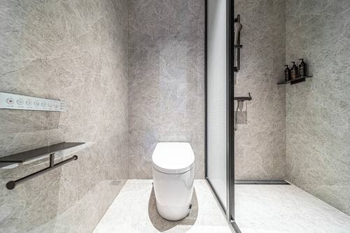 Classic Double Room | Bathroom | Shower, slippers, shampoo, toilet paper