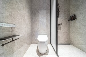 经典双人房 | 浴室 | 淋浴设施、拖鞋、洗发水、卫生纸