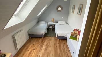 5 bedrooms, iron/ironing board, WiFi, bed sheets