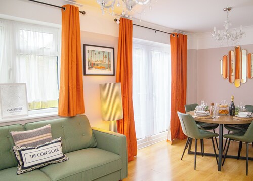 3x Bed Elegant Home with Parking