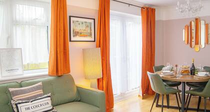 3x Bed Elegant Home with Parking