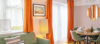 3x Bed Elegant Home with Parking