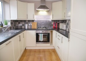 Private kitchen - 3x Bed Elegant Home with Parking (Sawston)