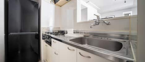 Lemari es, microwave, kompor, dan ketel listrik
